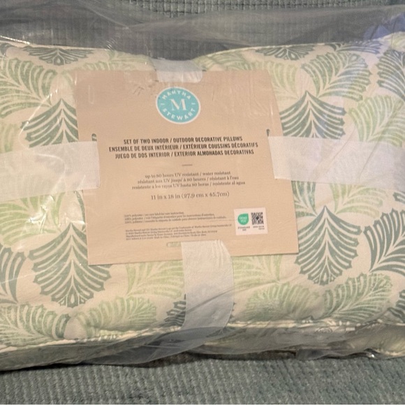 Set of 2 “Martha Stewart Green indoor outdoor Throw Pillows Brand New 11x18 - Picture 5 of 9